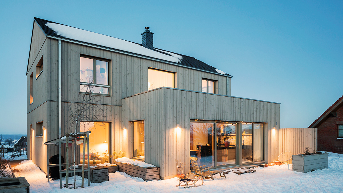 10_Holzhaus mit Flachdacherker in Winterlandschaft